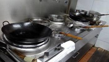 食堂燃?xì)庠罹? /> 
<h3>
	食堂燃?xì)庠罹?
</h3>
1、使用燃?xì)庠罹咔?，?yīng)先檢查所有截門是否關(guān)閉，確認(rèn)無誤后，開啟總截門再進(jìn)行使用。<br />
2、操作時(shí)須嚴(yán)格執(zhí)行“火等氣”的原則，嚴(yán)禁先開氣后點(diǎn)火，以防爆燃。<br />
3、點(diǎn)火時(shí)，應(yīng)先點(diǎn)燃點(diǎn)火棒，再點(diǎn)燃長明火，由長明火點(diǎn)燃主火孔。嚴(yán)禁違章操作。<br />
4、間斷使用時(shí)，須先確認(rèn)長明火是否長明，如已熄滅，須按第三條重新操作。嚴(yán)禁盲目操作而發(fā)生燃?xì)庑孤丁?br />
5、使用完畢后，應(yīng)按程序先關(guān)小截門，再關(guān)中截門，最后關(guān)閉總截門。嚴(yán)禁只關(guān)總截門而不關(guān)中、小截門。<br />
6、凡使用者必須保持灶具設(shè)備干凈整潔、完好無損，發(fā)現(xiàn)問題及時(shí)報(bào)告。<br />
7、如發(fā)現(xiàn)燃?xì)庑孤兑⒓搓P(guān)閉總截門，迅速開窗通風(fēng)并及時(shí)報(bào)修。<br />
8、下班時(shí)，必須檢查所有燃?xì)饨亻T、電器開關(guān)是否關(guān)閉，確認(rèn)無誤后，方可下班離崗。<br />
<hr />
<img src=